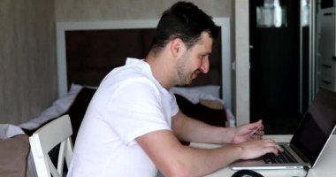 Bilgisayarda yazan genç adam, online alışveriş konsepti.