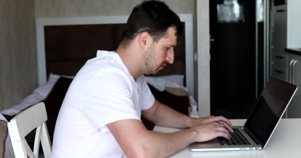 Νεαρός Πληκτρολογώντας Στο Lap Top Που Εργάζονται Στο Διαδίκτυο Επαγγελματίας — Αρχείο Βίντεο