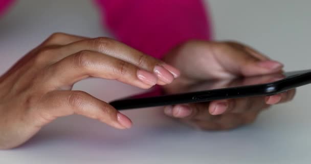 Vista Lateral Mano Niña Usando Smartphone Sala Estar Casa Escribiendo — Vídeo de stock