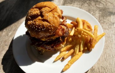 Lezzetli ızgara burger, biftek, peynir, sebze. Koyu arkaplanda nefis ızgara çizburger..