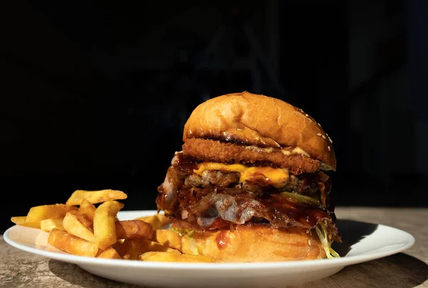 Finom Grillezett Burger Marhahússal Sajttal Zöldségekkel Finom Grillezett Sajtburger Sötét — Stock Fotó