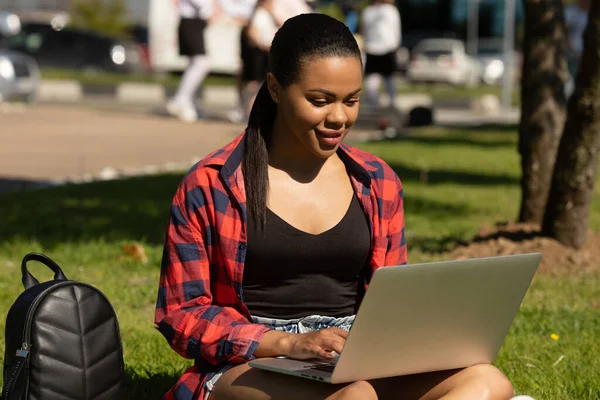 Χαρούμενη Αφρο Αμερικανίδα Φοιτήτρια Φορητό Υπολογιστή Στην Ύπαιθρο Χαμογελαστή Γυναίκα — Φωτογραφία Αρχείου