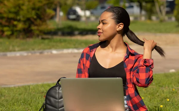 Joyful Casual Afrikaans Amerikaanse Student Meisje Met Laptop Buiten Glimlachende — Stockfoto