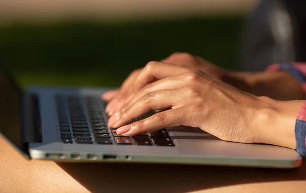 Dizüstü Bilgisayarında Çalışan Bir Kadının Görüntüsü — Stok fotoğraf
