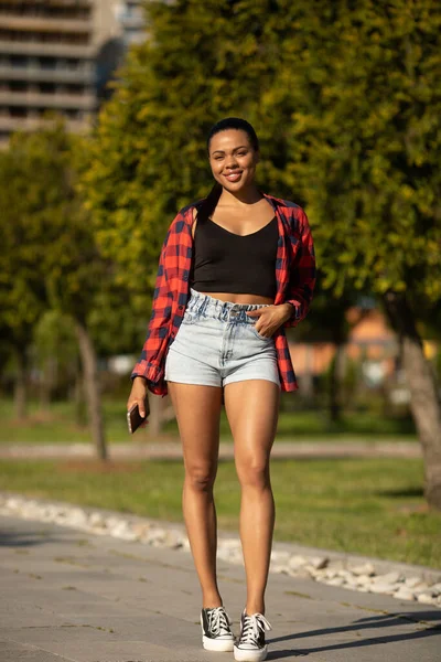 Vacker Ung Afrikansk Amerikansk Kvinna Som Håller Smartphone Och Poserar — Stockfoto