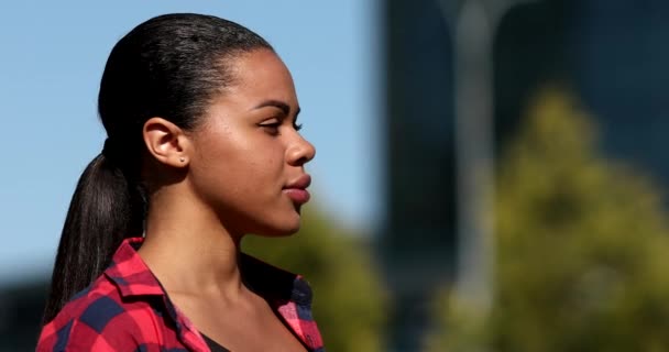 アフリカ系アメリカ人の女性が口の中の手を覆い市内で咳をする — ストック動画