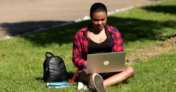 Menina Estudante Com Laptop Livre Jovem Mulher Sentada Grama Com — Vídeo de Stock