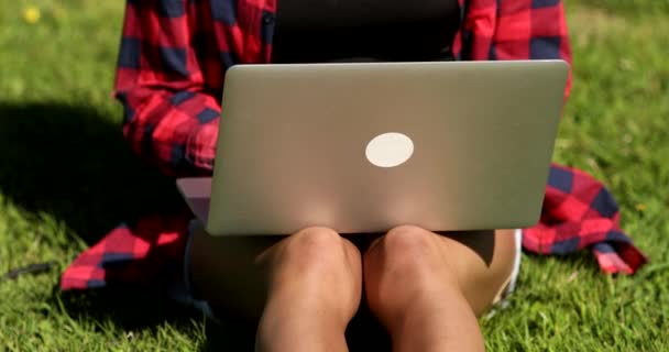 Dışarıda Dizüstü Bilgisayarı Olan Öğrenci Bilgisayarlı Çimenlerde Oturan Internette Sörf — Stok video
