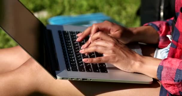 Student Meisje Met Laptop Buiten Jonge Vrouw Zitten Gras Met — Stockvideo