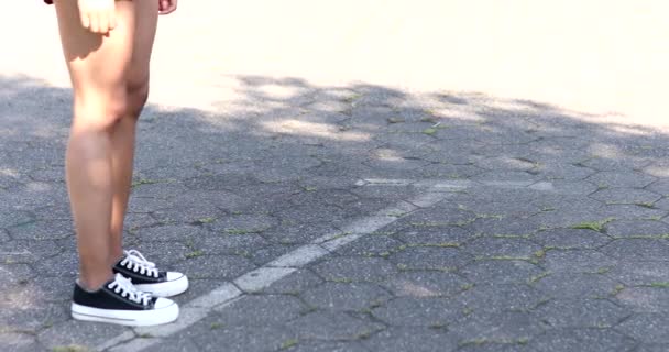 Крупним Планом Знімок Жінки Прекрасні Довгі Ноги Кросівках — стокове відео