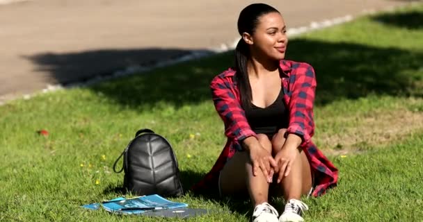 Hermosa Joven Afroamericana Estudiante Chica Sentada Verde Hierba Sonriendo Parque — Vídeos de Stock