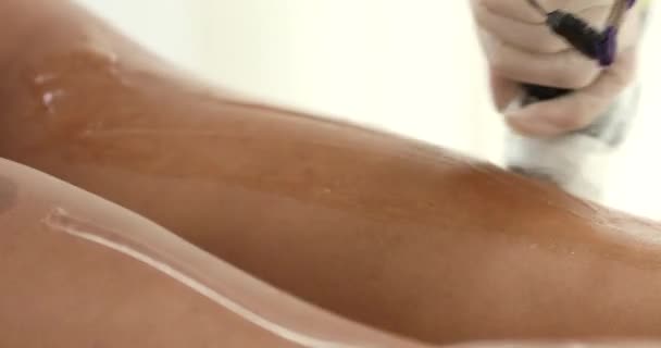 Czarna Kobieta Robi Laserowe Usuwanie Włosów Szczupłych Nogach Leżących Medycznej — Wideo stockowe