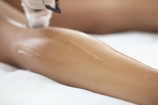 Black Woman Doing Laser Hair Removal Beauty Salon Cosmetology Epilation — Stock Photo, Image