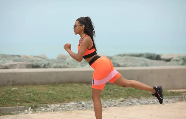 Beautiful Sportive Black Woman Doing Exercises Resistance Band Athlete Elastic — Stock Photo, Image