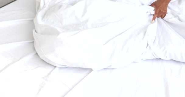 Zayıf Mükemmel Güzel Siyah Kadın Bacakları Yatakta Yatak Odasındaki Güzel — Stok video