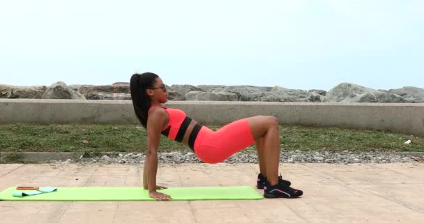 精力充沛的黑人非洲裔美国女孩在大自然方面的训练 积极健身的年轻女子正在锻炼腹股沟 — 图库视频影像