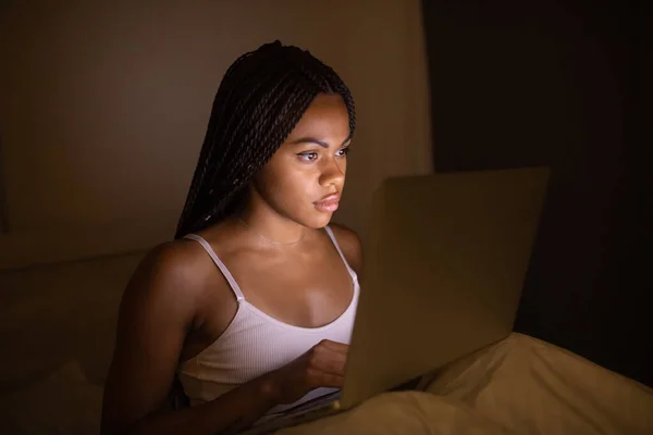 Glückliche Hübsche Schwarze Frau Mit Laptop Auf Dem Bett Frau — Stockfoto