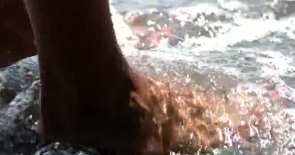 Dziewczyna Stojąca Skalistej Plaży Fale Myjące Stopy Plaża Wakacjach Koncepcja — Wideo stockowe