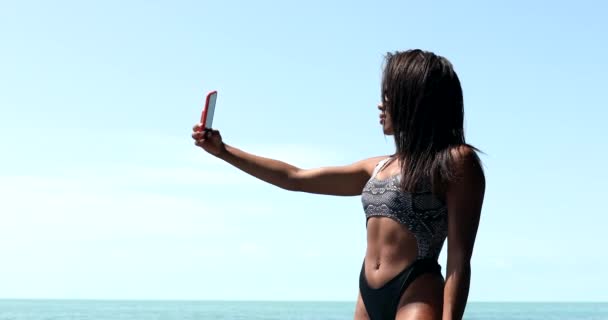 Linda Mulher Negra Brincalhão Biquíni Tirando Selfie Smartphone Praia Vulcânica — Vídeo de Stock