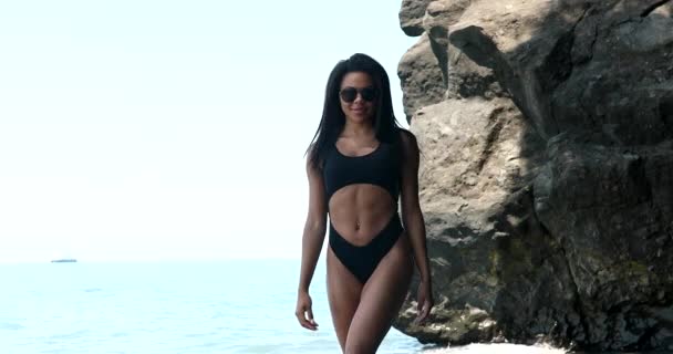 Piękne Dopasowanie Figlarne Czarny Kobieta Bikini Wulkanicznej Plaży — Wideo stockowe