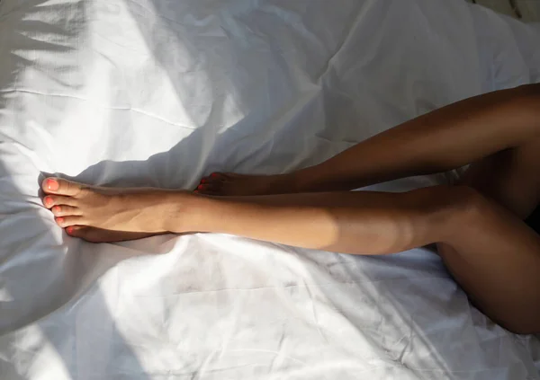 Güzel Seksi Afrikalı Amerikalı Kadın Beyaz Battaniyenin Üzerinde Poz Veriyor — Stok fotoğraf