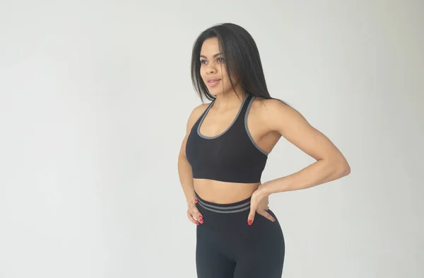 Junge Fitte Afroamerikanerin Sportbekleidung Posiert Auf Grauem Hintergrund — Stockfoto