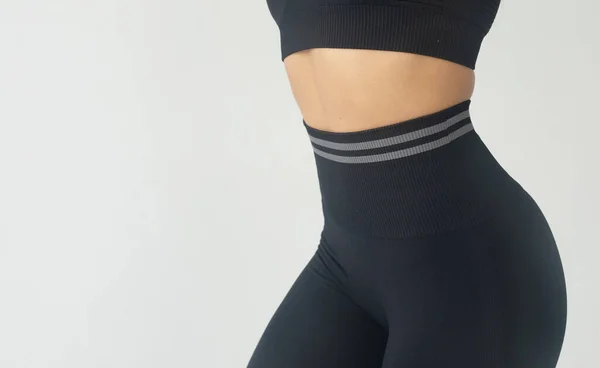 Jong Fit Afrikaans Amerikaanse Vrouw Sportkleding Poseren Grijze Achtergrond — Stockfoto