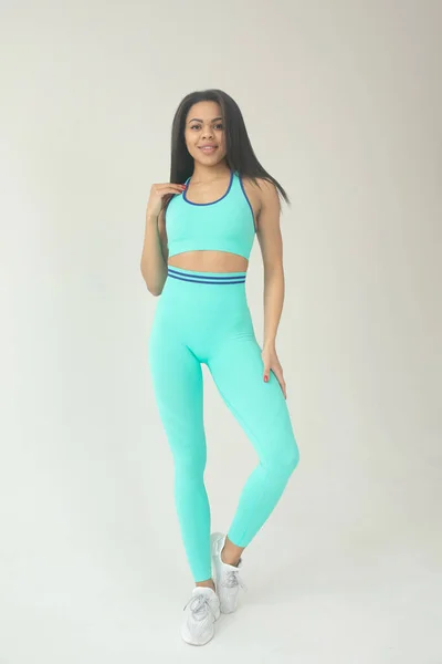 Jong Fit Afrikaans Amerikaanse Vrouw Sportkleding Poseren Grijze Achtergrond — Stockfoto