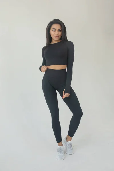 Jovem Apto Afro Americano Mulher Sportswear Posando Fundo Cinza — Fotografia de Stock