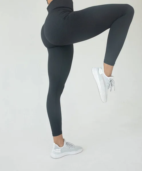 Jovem Apto Afro Americano Mulher Sportswear Posando Fundo Cinza — Fotografia de Stock