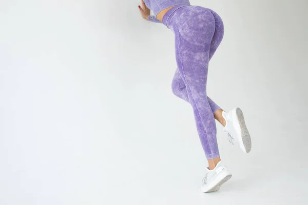 Jovem Apto Afro Americano Mulher Roxo Sportswear Posando Fundo Cinza — Fotografia de Stock