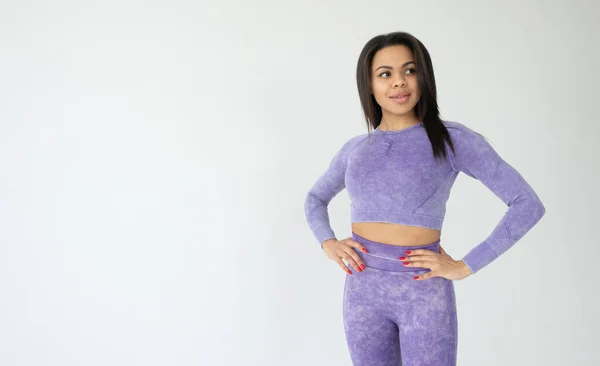 Молодая Африканская Американка Фиолетовой Спортивной Одежде Позирует Сером Фоне — стоковое фото