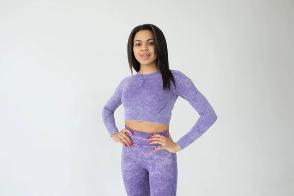 Молода Афроамериканська Жінка Фіолетовому Спортивному Одязі Позує Сірому Фоні — стокове фото