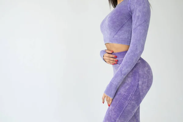 Young Fit African American Woman Purple Sportswear Posing Grey Background — Stockfoto