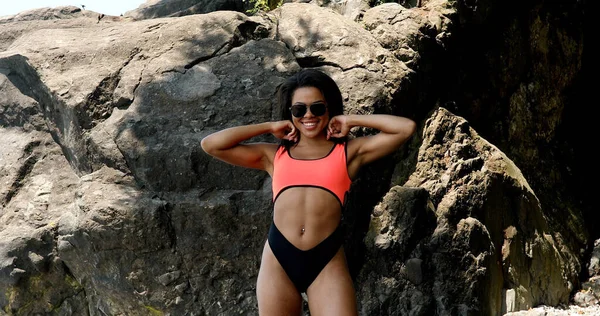 Beautiful Fit Playful Black Woman Bikini Sunglasses Smiling Camera Posing — Stockfoto