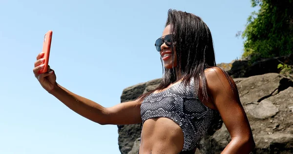 Linda Mulher Negra Brincalhão Biquíni Tirando Selfie Smartphone Praia Vulcânica — Fotografia de Stock