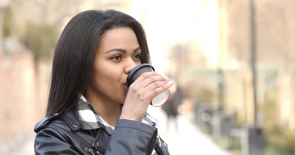Young Black Woman Outdoors Drinking Coffee Reusable Cup Walking City — Stock Photo, Image
