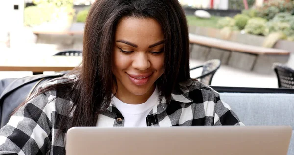 Young African American Woman Using Laptop Outdoors — Stok fotoğraf