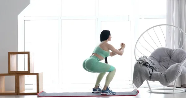 Młoda Kobieta Odzieży Sportowej Wykonująca Ćwiczenia Fitness Aerobik Elastyczną Opaską — Zdjęcie stockowe