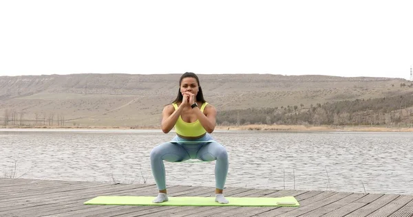 Sportive Young African American Woman Training Rubber Sports Belt Nature — ストック写真