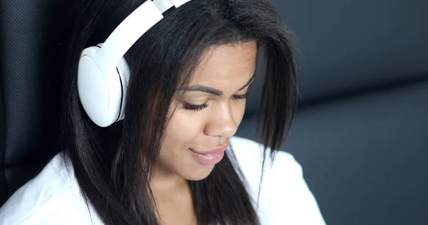 Hermosa Mujer Joven Escuchando Música Con Auriculares —  Fotos de Stock