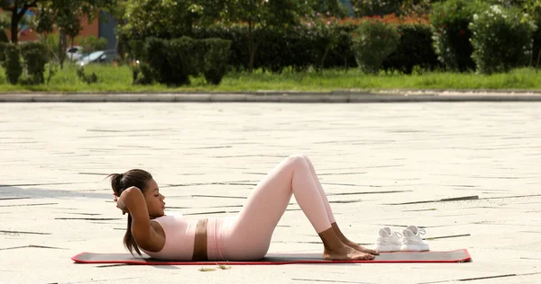 Счастливая Молодая Черная Женщина Сексуальными Упражнения Живота Открытом Воздухе Обучение — стоковое фото