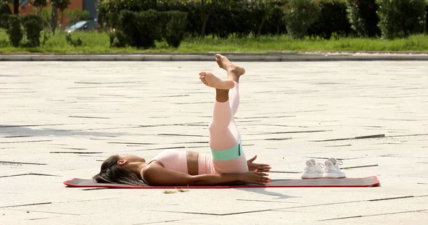 Happy Young Black Woman Sexy Tummy Exercising Outdoors Training Yoga — ストック写真