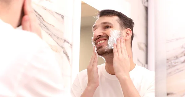 Όμορφος Χαμογελαστός Νεαρός Άνδρας Ξυρίζεται Στο Μπάνιο — Φωτογραφία Αρχείου