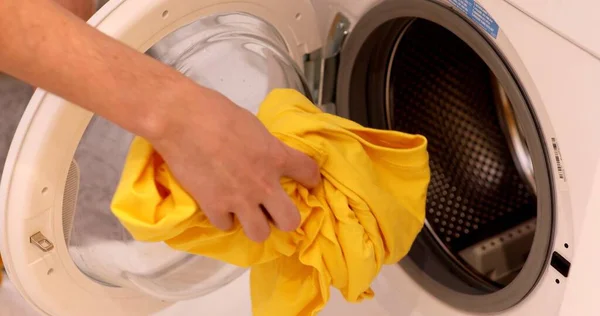 Vue Rapprochée Homme Tenant Des Vêtements Utilisant Une Machine Laver — Photo