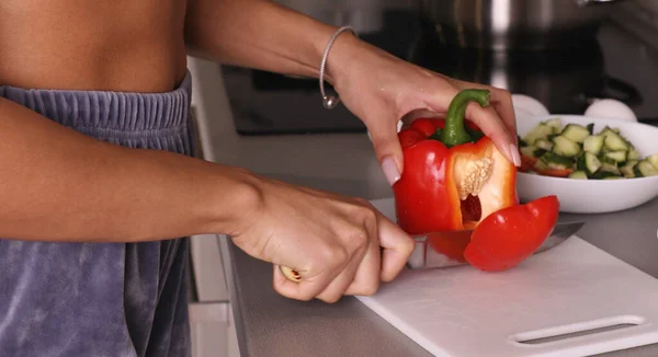 Menselijke Handen Koken Groenten Salade Keuken — Stockfoto