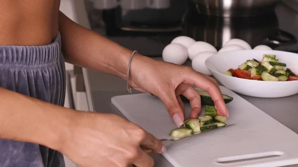 Menselijke Handen Koken Groenten Salade Keuken — Stockfoto