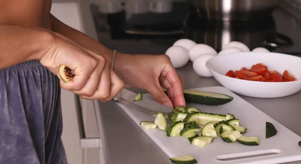 Menselijke Handen Koken Groenten Salade Keuken — Stockfoto