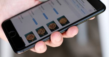 Batumi, Gürcistan - 10 Mayıs 2022: Cep telefonu uygulamasını kullanan kişi, kapat. Çevrimiçi Teslimat Restoranı ile Eller ve Akıllı Telefon Ekranı.