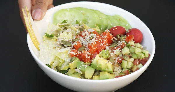Healthy Vegan Lunch Bowl Avocado Quinoa Tomato Cucumber Red Cabbage — Stock Photo, Image